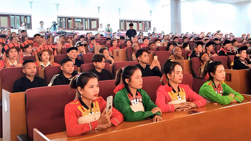 14 dân tộc ít người thuộc 11 tỉnh trong cả nước về dự Ngày hội.