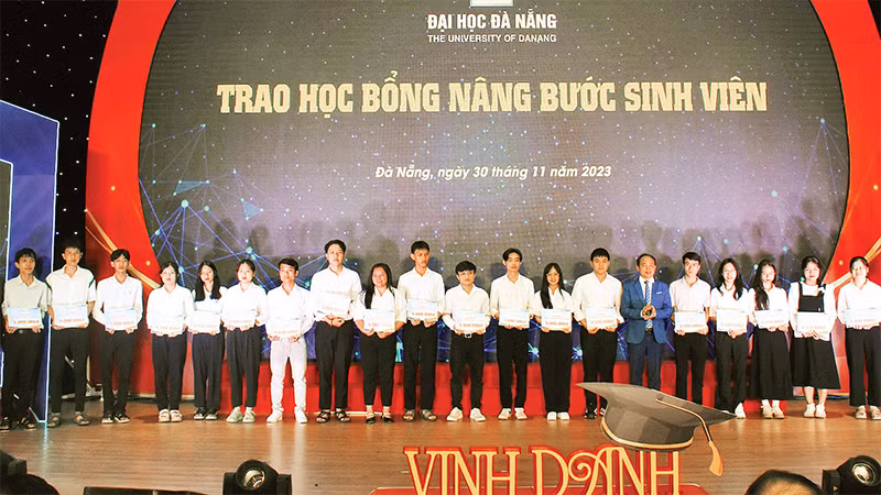 Ðại học Ðà Nẵng trao 60 suất học bổng Nâng bước sinh viên năm 2023. 
