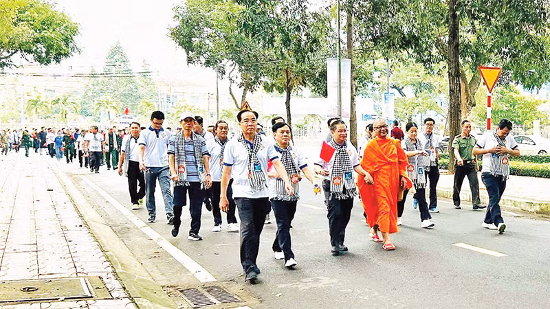 Người dân Cần Thơ tham gia chương trình đi bộ đồng hành “Vì người nghèo”.
