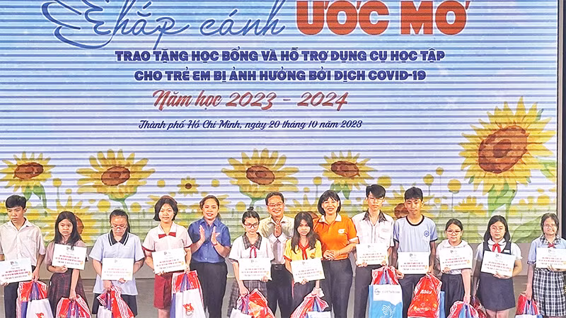 Trao học bổng từ chương trình "Chắp cánh ước mơ". 