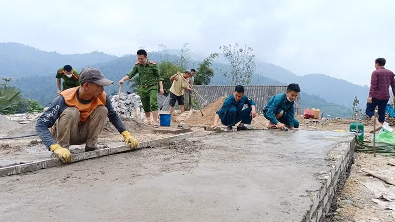 Công an xã Châu Thôn (huyện Quế Phong, tỉnh Nghệ An) hỗ trợ người dân xóm Tam Tiến xây dựng đường giao thông. (Ảnh QUỐC ÐẠT) 