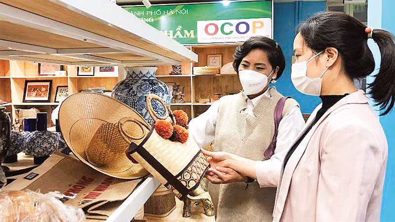 Ðiểm trưng bày, giới thiệu và quảng bá sản phẩm OCOP Thủ đô (đường Quang Trung, quận Hà Ðông, thành phố Hà Nội). (Ảnh NGUYỄN AN) 