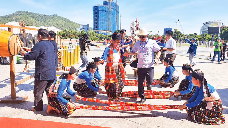 Trình diễn trích đoạn lễ hội Chá Mùn của người Thái đen (Thanh Hóa). 