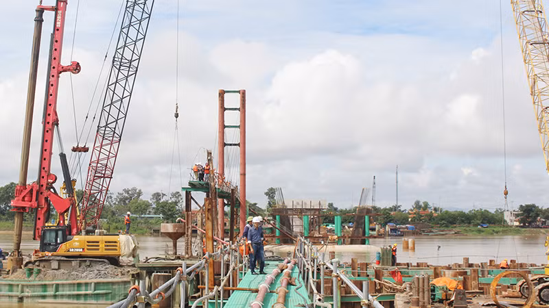 Công trình cầu Thạch Hãn 1 đã hoàn thành các mố cầu và cọc khoan nhồi.
