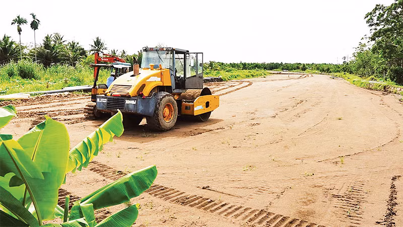 Ðường cao tốc Cần Thơ-Cà Mau, đoạn qua thành phố Cần Thơ phải chờ cát để tiếp tục thi công. 
