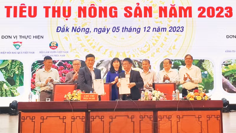 Ký kết hợp tác giữa các hợp tác xã, Hội nông dân tỉnh với các doanh nghiệp trong nước về liên kết sản xuất, tiêu thụ sản phẩm nông nghiệp. 