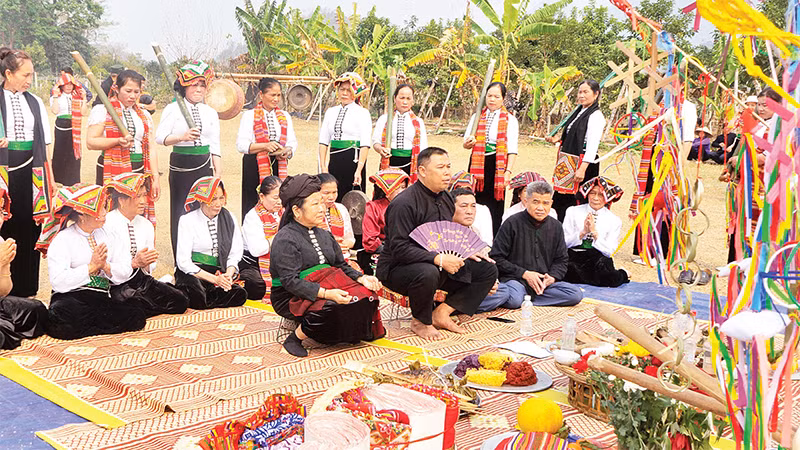 Thầy mo chủ trì buổi lễ để xin ông Then cho mưa xuống giúp dân bản có được một năm mưa thuận gió hòa, mùa màng tươi tốt. Thầy mo chủ trì buổi lễ để xin ông Then cho mưa xuống giúp dân bản có được một năm mưa thuận gió hòa, mùa màng tươi tốt.