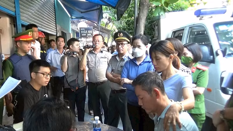 Cán bộ Cục Thi hành án dân sự TP Đà Nẵng phối hợp các lực lượng chức năng thực thi nhiệm vụ. (Ảnh CTV)