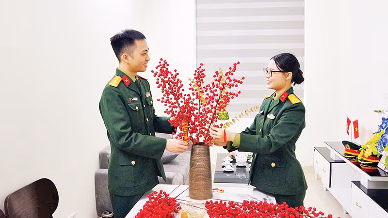 Vợ chồng Đại úy Nguyễn Việt Hưng và Trung úy Hoàng Thị Quỳnh Mai trang trí căn hộ mới đón Tết Ất Tỵ 2025.