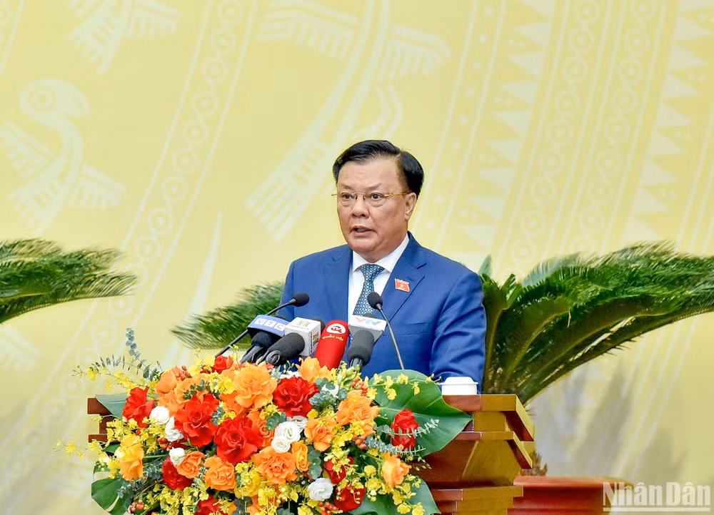 Bí thư Thành ủy Đinh Tiến Dũng phát biểu tại phiên khai mạc kỳ họp.