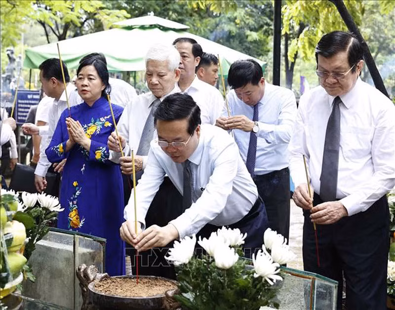 Chủ tịch nước Võ Văn Thưởng dâng hương tại phần mộ Liệt sĩ, Anh hùng Lực lượng vũ trang nhân dân Võ Thị Sáu tại Nghĩa trang Hàng Dương. Chủ tịch nước Võ Văn Thưởng dâng hương tại phần mộ Liệt sĩ, Anh hùng Lực lượng vũ trang nhân dân Võ Thị Sáu tại Nghĩa trang Hàng Dương.