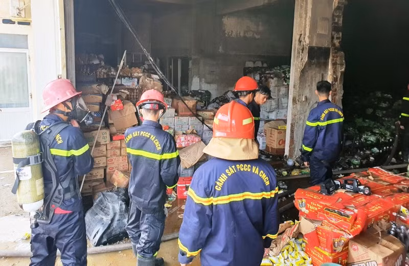 Các cơ quan chức năng tiến hành đánh giá thiệt hại, điều tra, làm rõ nguyên nhân xảy ra cháy. Các cơ quan chức năng tiến hành đánh giá thiệt hại, điều tra, làm rõ nguyên nhân xảy ra cháy.