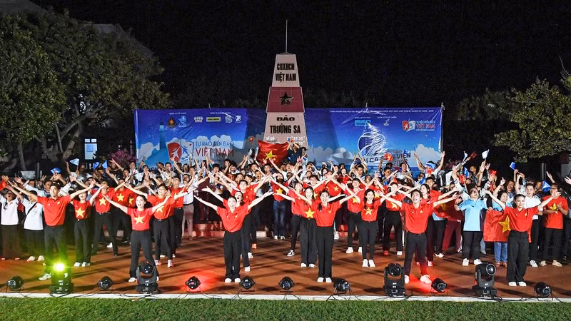 Các đại biểu Hành trình "Sinh viên với biển, đảo Tổ quốc" năm 2023 trình diễn những tiết mục trong khuôn khổ "Hành trình bài ca sinh viên" năm 2023 trên thị trấn Trường Sa.