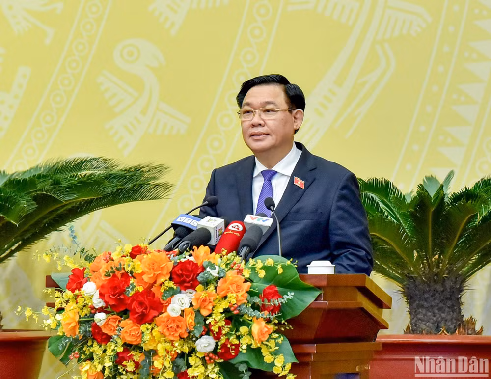 Phát biểu chỉ đạo tại phiên khai mạc kỳ họp thứ mười hai, HĐND thành phố Hà Nội khóa XVI, Chủ tịch Quốc hội Vương Đình Huệ khẳng định, thời gian qua đã có một “làn gió tươi mới” trong kết quả hoạt động của HĐND các tỉnh, thành phố, mà Thủ đô Hà Nội là một thí dụ tiêu biểu, điển hình.