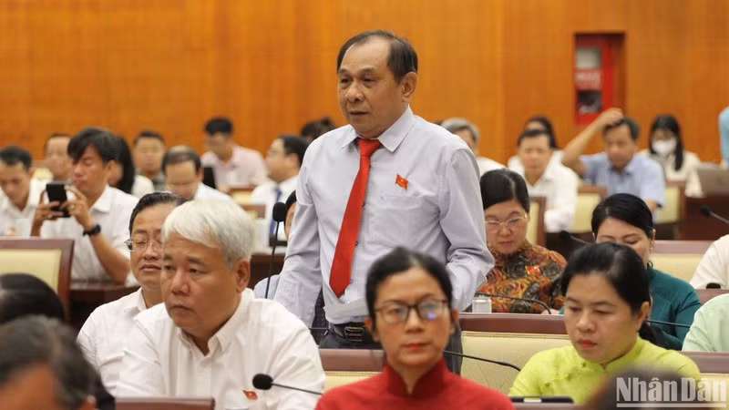 Các đại biểu thảo luận tại hội trường. (Ảnh: Tùng Quang)