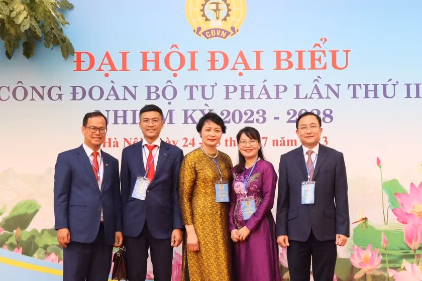 Đoàn Chủ tịch điều hành phiên thứ nhất, Đại hội đại biểu Công đoàn Bộ Tư pháp lần thứ III.