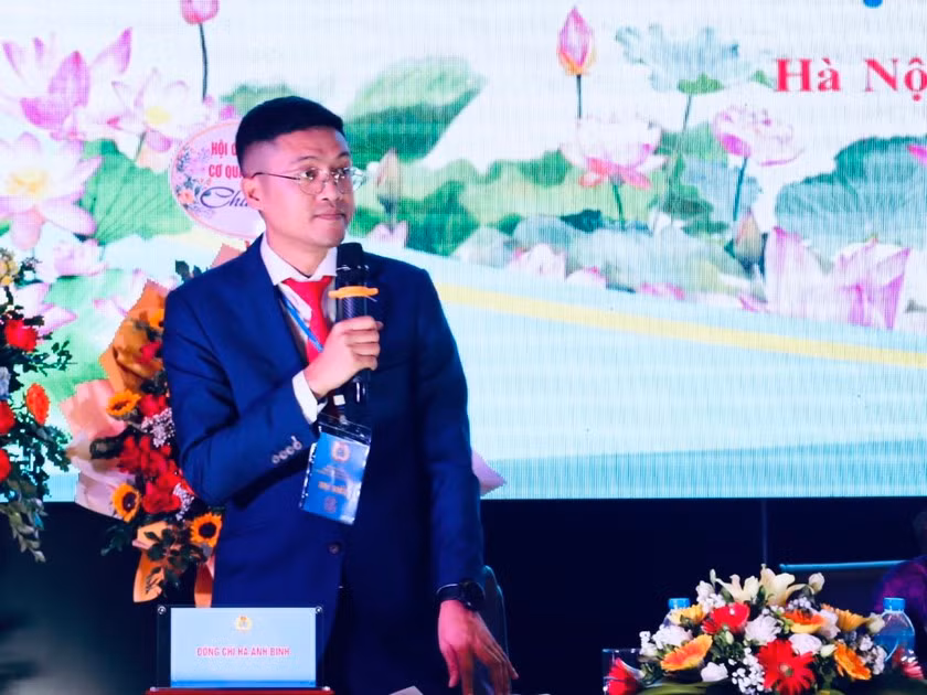 Đồng chí Hà Ánh Bình, Phó Tổng Biên tập Báo Pháp luật Việt Nam tham gia điều hành Đại hội trong phiên làm việc chiều 24/7.
