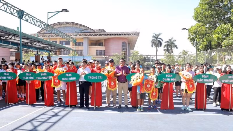 Ban tổ chức trao cờ lưu niệm cho các đoàn tham dự. 