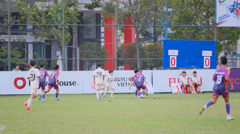 Hai đội U13 Becamex Bình Dương và U13 Kawasaki Frontale thi đấu sôi nổi ngay sau Lễ khai mạc giải. Hai đội U13 Becamex Bình Dương và U13 Kawasaki Frontale thi đấu sôi nổi ngay sau Lễ khai mạc giải.