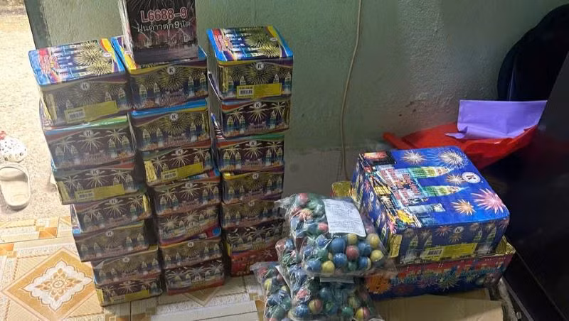 Pháo hoa nổ cất giấu tại phòng trọ của đối tượng Nguyễn Thành Bảo. Pháo hoa nổ cất giấu tại phòng trọ của đối tượng Nguyễn Thành Bảo.
