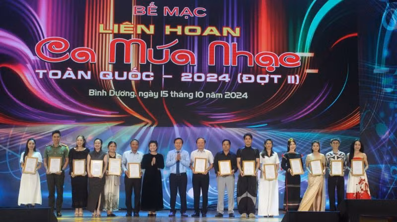Trao Bằng khen cho các đơn vị có thành tích xuất sắc trong liên hoan.