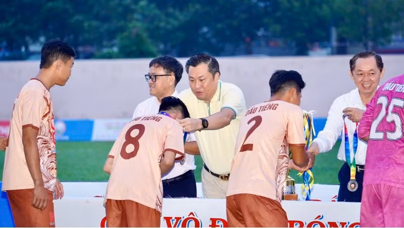 Ban tổ chức trao Huy chương Bạc cho Đội bóng huyện Dầu Tiếng.