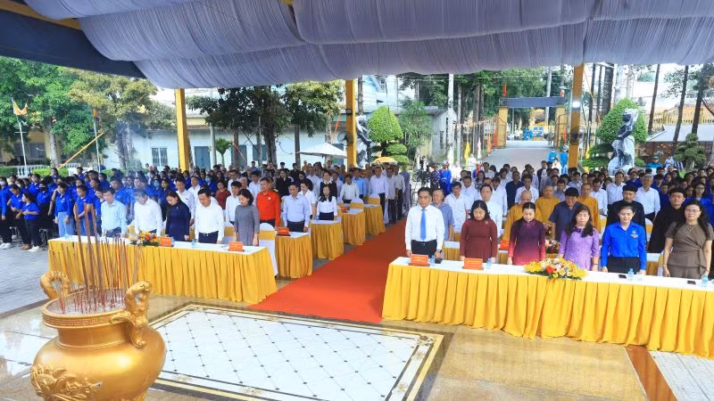 Lãnh đạo tỉnh Bình Dương và các đại biểu dự lễ giỗ cụ Phó bảng Nguyễn Sinh Sắc. Lãnh đạo tỉnh Bình Dương và các đại biểu dự lễ giỗ cụ Phó bảng Nguyễn Sinh Sắc.