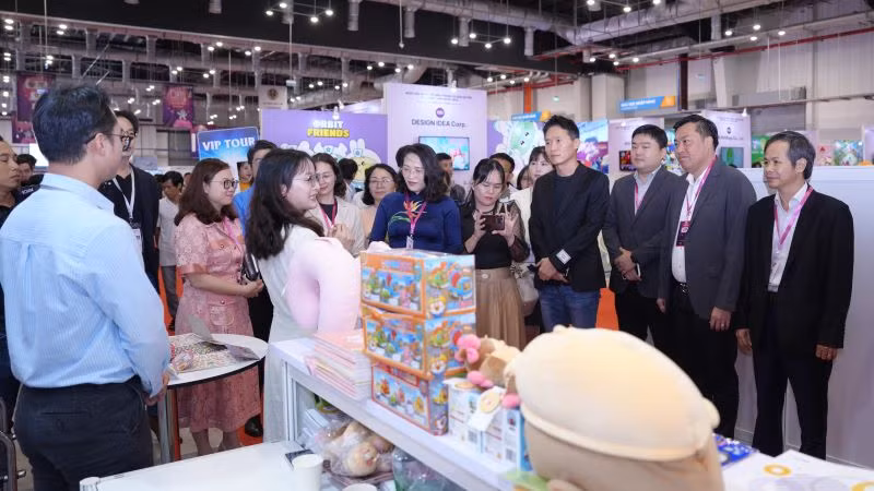 Các đại biểu tham quan các gian hàng triển lãm tại "Ngày hội Nhân vật biểu tượng và Bản quyền Việt Nam - Hàn Quốc 2024”