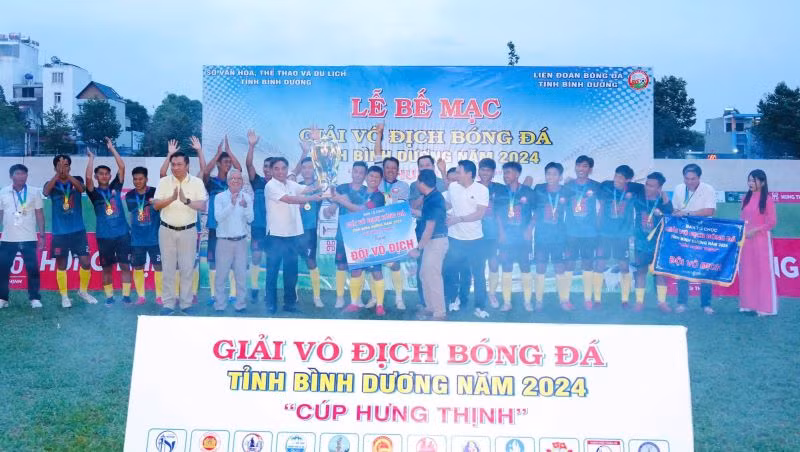 Phó Chủ tịch Ủy ban nhân dân tỉnh Bình Dương Nguyễn Lộc Hà trao Cúp vô địch cho Đội thành phố Thủ Dầu Một. 