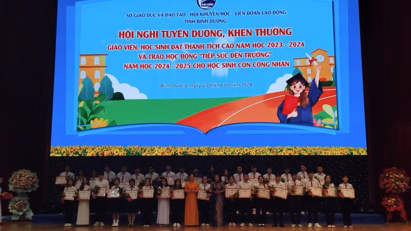 Khen thưởng học sinh đỗ đại học với số điểm cao.