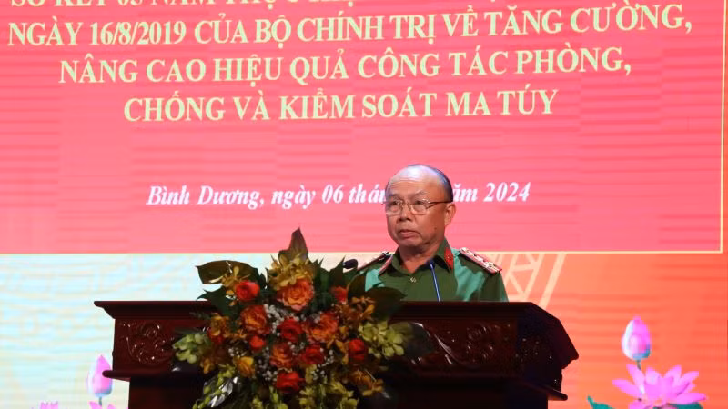 Đại tá Trần Văn Chính, Phó Giám đốc Công an tỉnh Bình Dương phát biểu ý kiến tại hội nghị. 