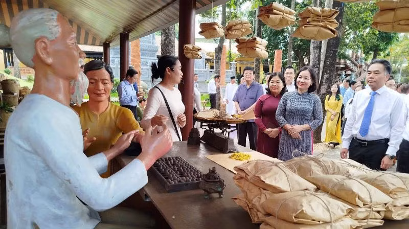 Lãnh đạo tỉnh Bình Dương tham quan khu vực tái hiện hình ảnh cụ Phó bảng Nguyễn Sinh Sắc bốc thuốc cứu người. Lãnh đạo tỉnh Bình Dương tham quan khu vực tái hiện hình ảnh cụ Phó bảng Nguyễn Sinh Sắc bốc thuốc cứu người.