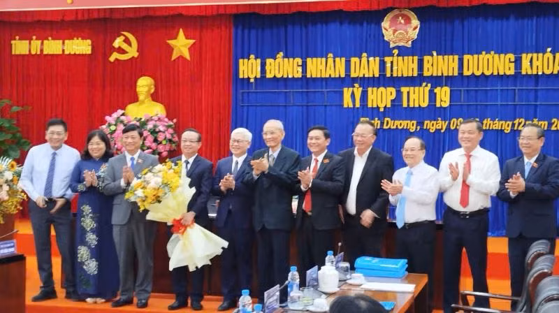 Lãnh đạo, nguyên lãnh đạo tỉnh Bình Dương chúc mừng đồng chí Bùi Minh Thạnh. Lãnh đạo, nguyên lãnh đạo tỉnh Bình Dương chúc mừng đồng chí Bùi Minh Thạnh.