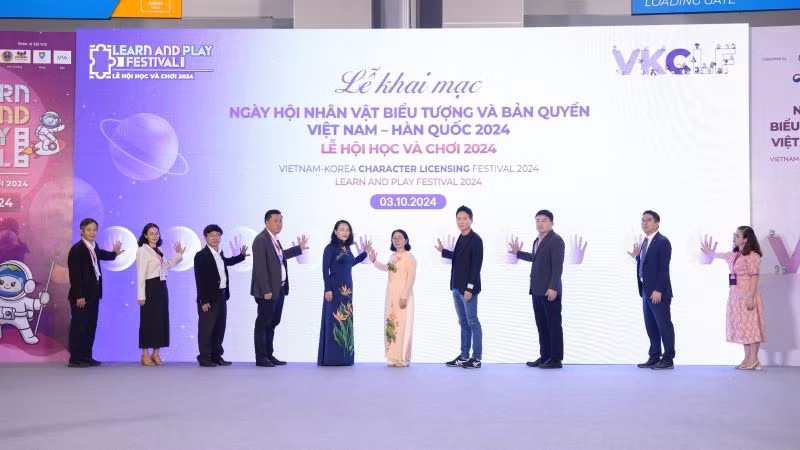 Các đại biểu đại diện sở, ngành tỉnh Bình Dương và Ban Tổ chức thực hiện nghi thức khai mạc ngày hội. 