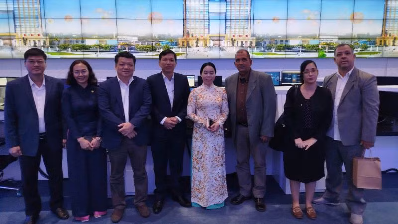 Đoàn công tác chụp hình lưu niệm cùng đại diện các sở, ban, ngành tại Trung tâm điều hành thông minh tỉnh Bình Dương. Đoàn công tác chụp hình lưu niệm cùng đại diện các sở, ban, ngành tại Trung tâm điều hành thông minh tỉnh Bình Dương.