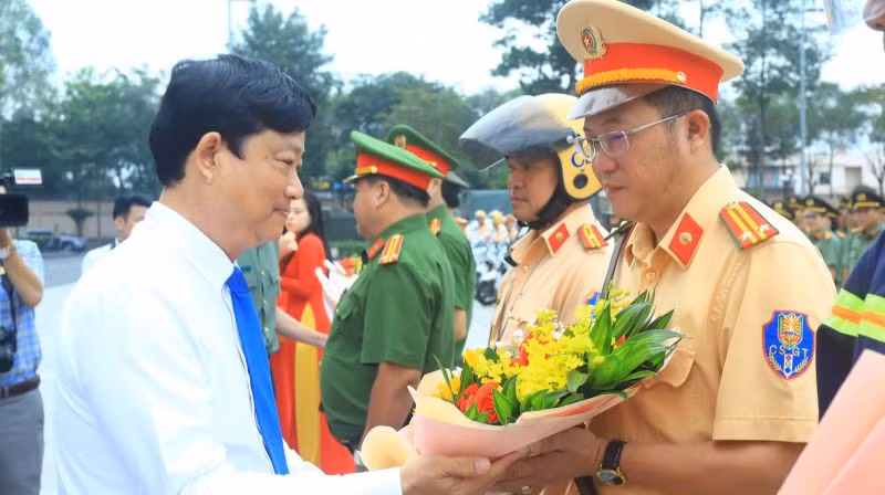 Đồng chí Võ Văn Minh, Phó Bí thư Tỉnh ủy, Chủ tịch Ủy ban nhân dân tỉnh Bình Dương trao tặng hoa động viên cán bộ chiến sĩ ra quân thực hiện cao điểm phòng, chống tội phạm.