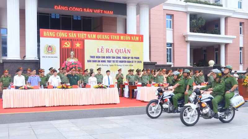 Các đơn vị Công an tỉnh Bình Dương ra quân thực hiện cao điểm phòng, chống tội phạm.
