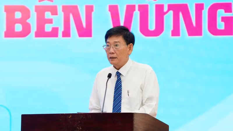 Phó Chủ tịch Thường trực Ủy ban nhân dân tỉnh Bình Dương Mai Hùng Dũng phát biểu ý kiến tại hội thảo.