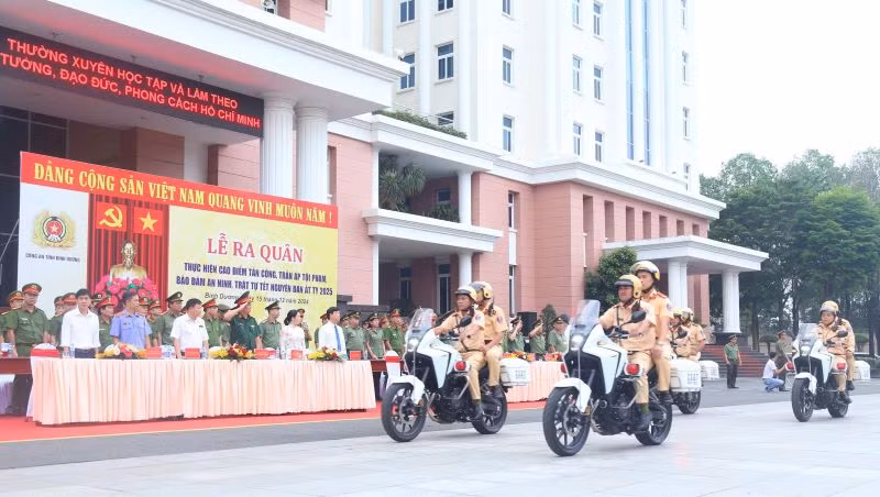 Lực lượng Cảnh sát giao thông Công an tỉnh Bình Dương xuất quân thực hiện cao điểm phòng, chống tội phạm.