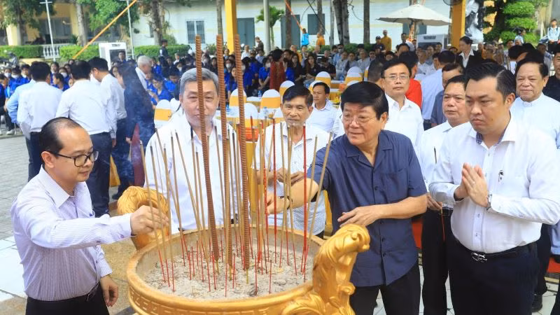 Các đại biểu dâng hương tại lễ giỗ cụ Phó bảng Nguyễn Sinh Sắc. Các đại biểu dâng hương tại lễ giỗ cụ Phó bảng Nguyễn Sinh Sắc.