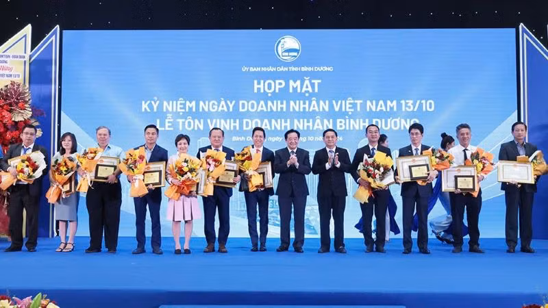 Trao tặng Bằng khen và Biểu trưng cho doanh nghiệp tiêu biểu.