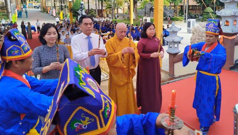 Lãnh đạo tỉnh Bình Dương dâng hương giỗ cụ Phó bảng Nguyễn Sinh Sắc. Lãnh đạo tỉnh Bình Dương dâng hương giỗ cụ Phó bảng Nguyễn Sinh Sắc.