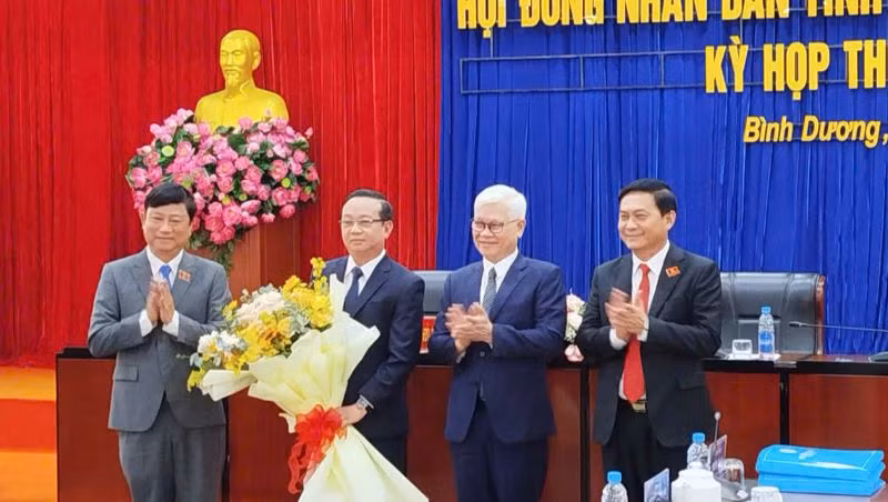 Lãnh đạo tỉnh Bình Dương trao tặng hoa chúc mừng đồng chí Bùi Minh Thạnh.