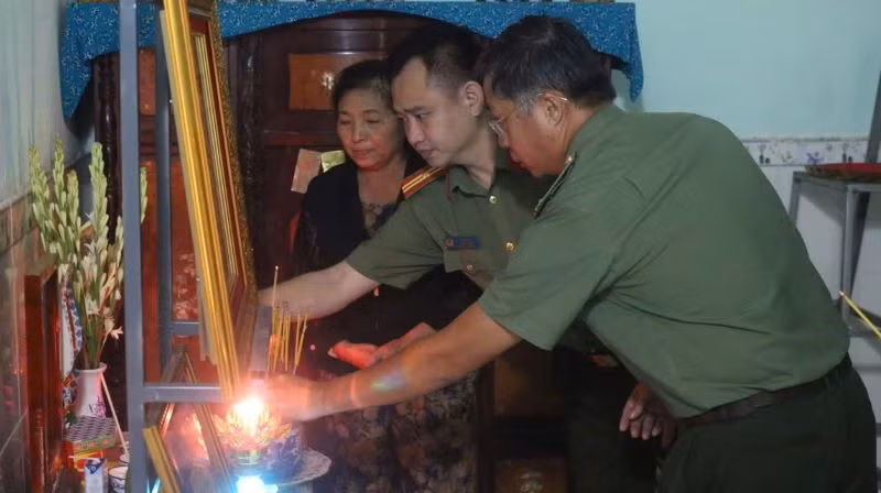 Đoàn công tác thắp hương tưởng nhớ sự hy sinh của liệt sĩ. 