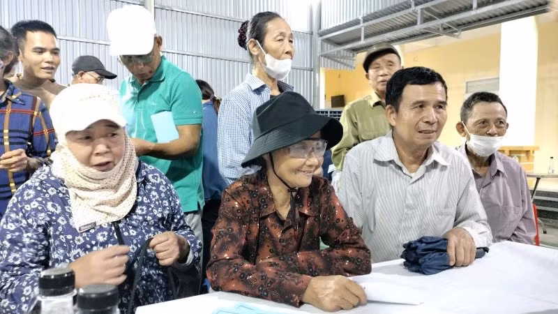Người dân được các chuyên gia Y tế khám và tư vấn sức khỏe ngày 11/5. (Ảnh: VĂN LÚA)
