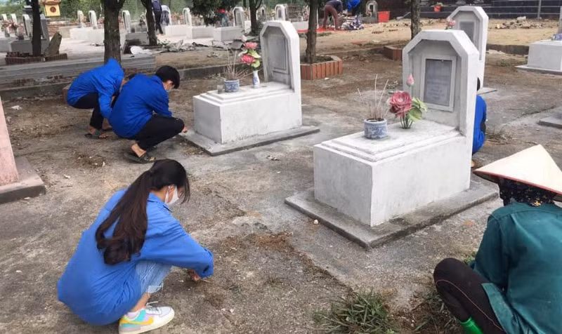 Phần mộ của các thanh niên hy sinh luôn được thế hệ trẻ chăm sóc.