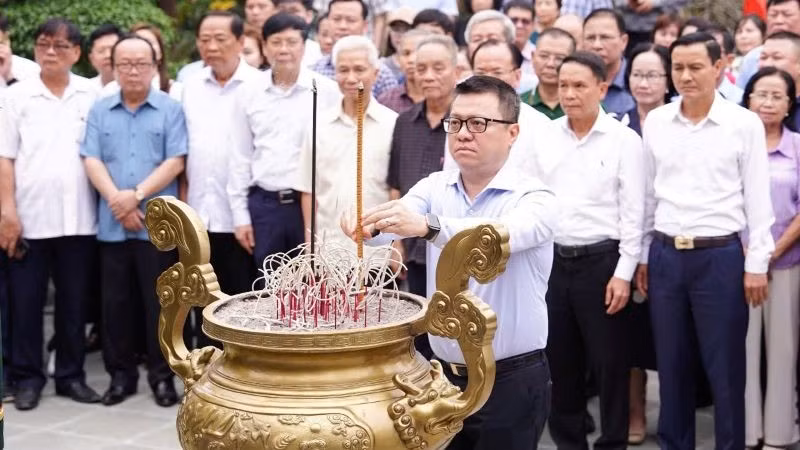 Đồng chí Lê Quốc Minh, lãnh đạo Hội Nhà báo Việt Nam và lãnh đạo tỉnh Thái Nguyên dâng hương tưởng niệm Chủ tịch Hồ Chí Minh, người thầy của Báo chí cách mạng Việt Nam tại ATK Định Hóa.