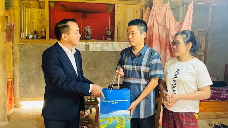 Phó Chủ tịch Ủy ban nhân dân huyện Yên Bình Lã Tuấn Hưng trao quà và động viên hộ gia đình anh Đỗ Văn Khương, xã Xuân Lai đã di dời nhà ở nhường đất cho dự án đường điện 500kV.