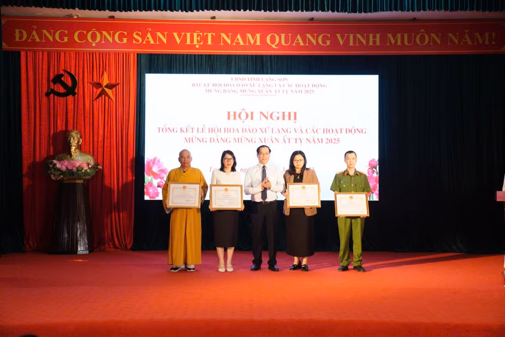 Chủ tịch Ủy ban nhân dân tỉnh Lạng Sơn tặng bằng khen các cá nhân có nhiều đóng góp trong quá trình tổ chức các hoạt động mừng Đảng, mừng Xuân Ất Tỵ năm 2025.