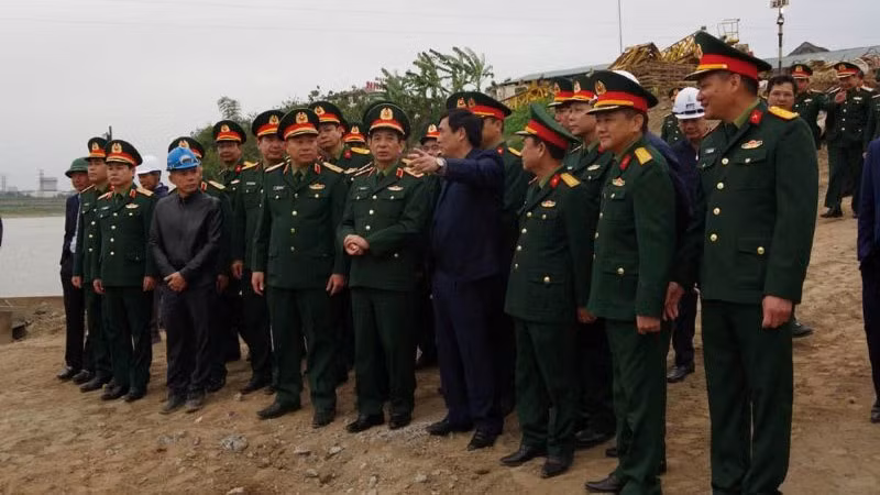 Đại tướng Phan Văn Giang kiểm tra tiến độ xây dựng cầu Phong Châu mới.